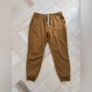 Vuori women’s performance jogger, size M